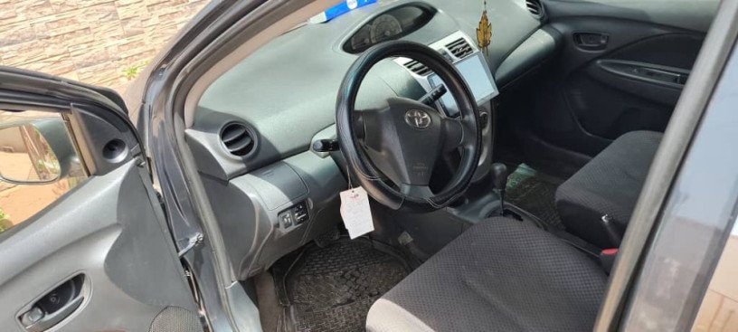 toyota-yaris-berline-big-1