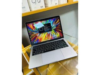 MacBook Pro 256G/8G Ram 2016 core i5 propre