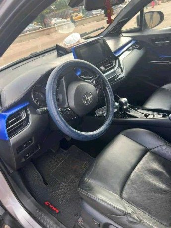 toyota-chr-hybride-2018-automatique-essence-climatise-moteur-vvti-4-cylindre-a-vendre-yaounde-big-4