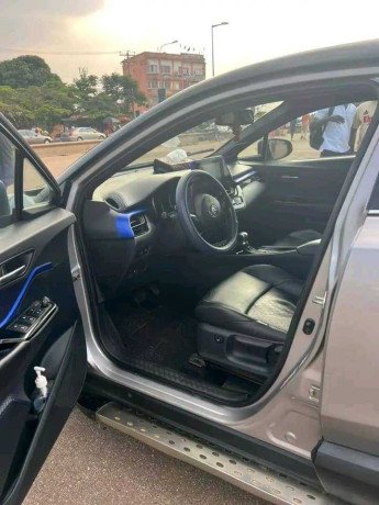 toyota-chr-hybride-2018-automatique-essence-climatise-moteur-vvti-4-cylindre-a-vendre-yaounde-big-3