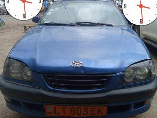 Toyota Avensis berline 99 manuel essence climatisé a vendre Yaoundé