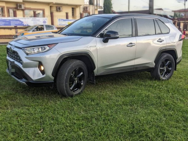 toyota-rav4-xse-annee-2021-big-1