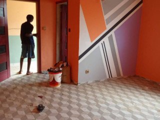 Studios neufs avec forage, dans la barrière à Simbock Mbadoumou