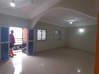 Appartement neuf avec groupe électrogène gardien, forage, parking Nkoabang.