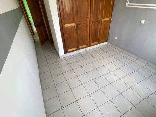 Bel apartement avec eau chaude, forage, parking, bordure de route à Mimboman.