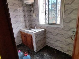 Appartement avec eau chaude, gardien, wifi forage, parking.... à Nkoabang.