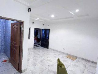 Beau studio à Olembe. 65 000 F/ mois.