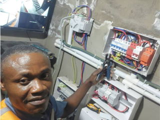 Électricien professionnel Yaoundé - Dépannage & Installation 7j/7