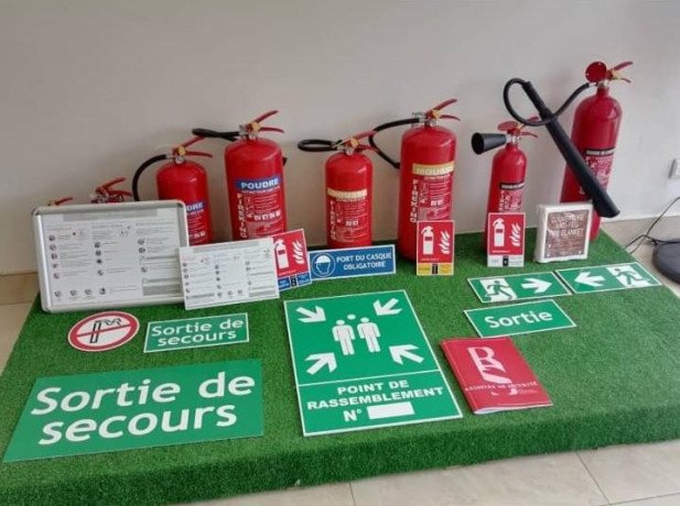 des-extincteurs-co2-a-poudre-abc-et-a-eau-a-vendre-installation-possible-big-1