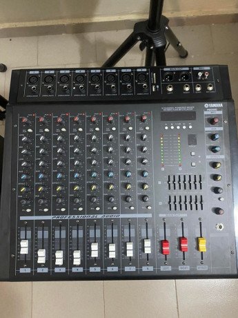 des-tables-de-mixage-de-6-pistes-a-12-piste-de-marque-yamaha-tres-puissante-a-vendre-big-0