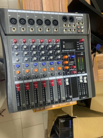 des-tables-de-mixage-de-6-pistes-a-12-piste-de-marque-yamaha-tres-puissante-a-vendre-big-2