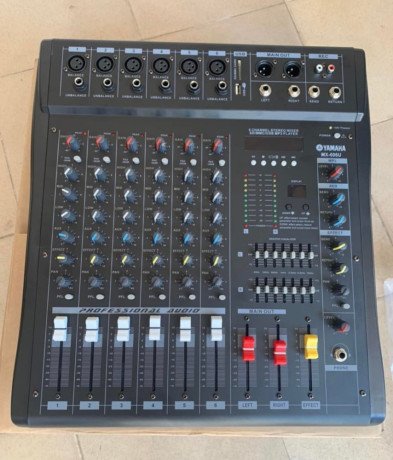des-tables-de-mixage-de-6-pistes-a-12-piste-de-marque-yamaha-tres-puissante-a-vendre-big-4